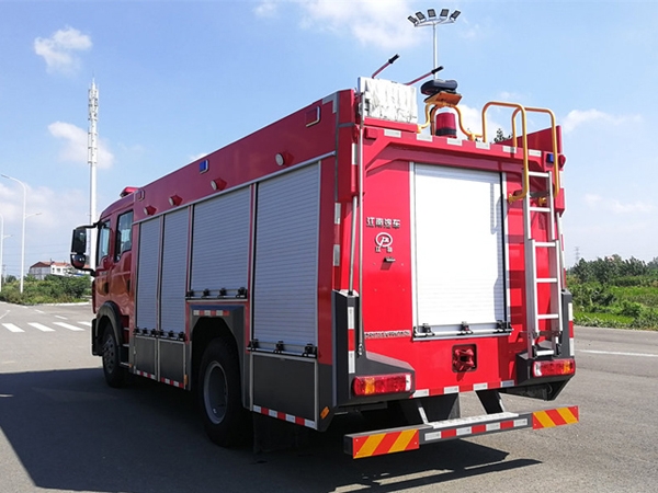 豪沃6.1噸水罐消防車